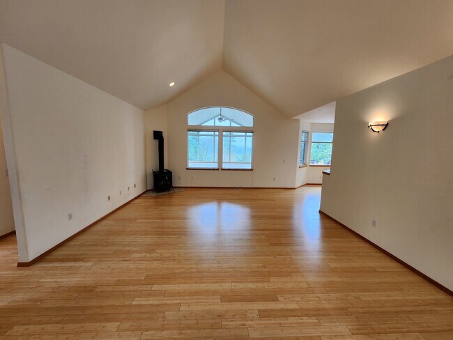 Building Photo - 3 bed 2.5 bath home on Bell Hill with grea...