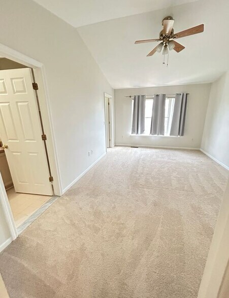 Building Photo - 41861 Yeats Dr