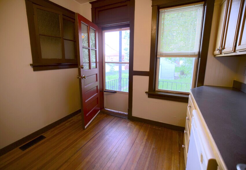 Building Photo - 3923 Dunnica Ave