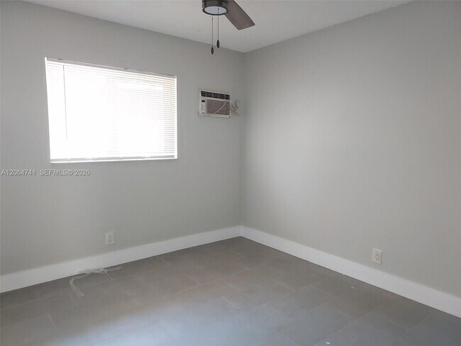 Building Photo - 808 SW 14th Terrace