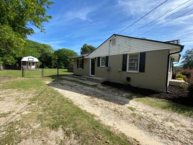 Building Photo - Adorable and Updated 3BR, 2BA Brick Ranch in the heart of Martinez!