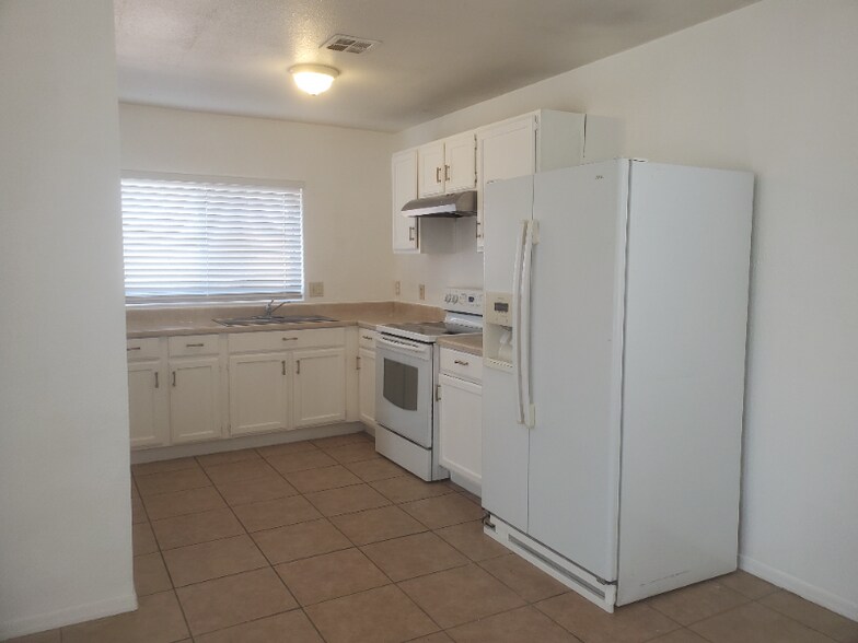 Building Photo - 2504 E Mobile Ln