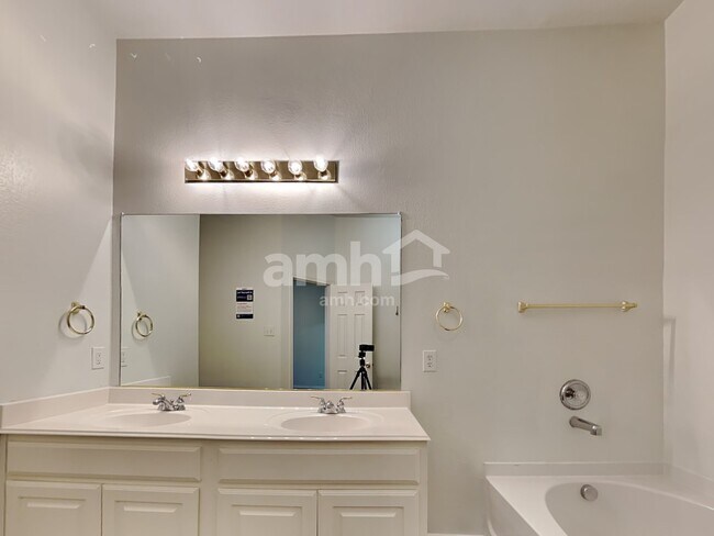 Building Photo - 1305 Hennessey Ct