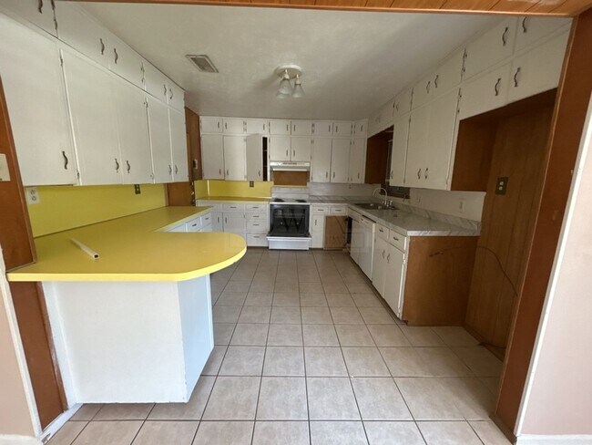 Building Photo - 1008 Goode Dr