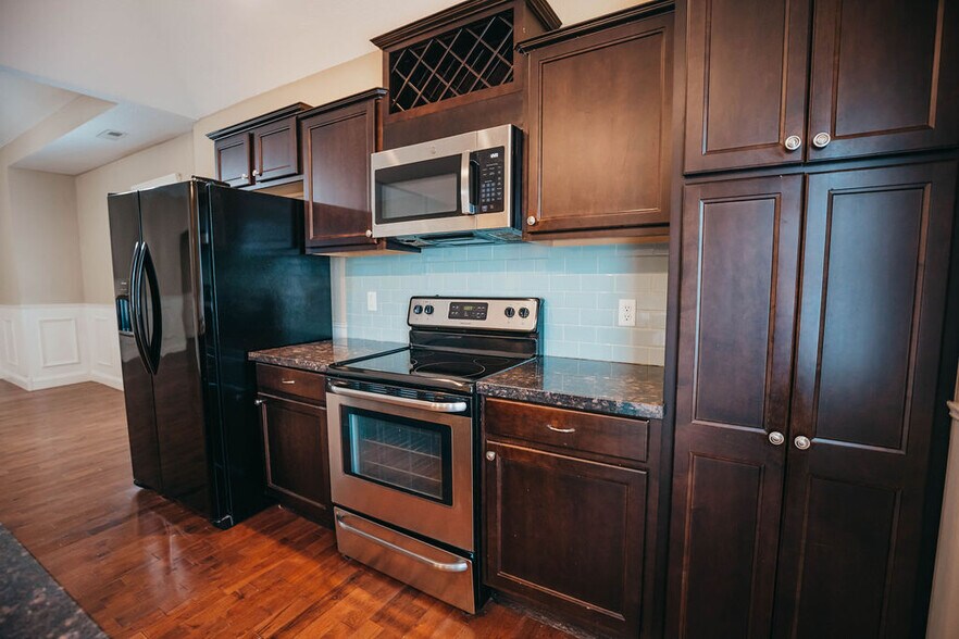 Building Photo - 1046 E Walnut St