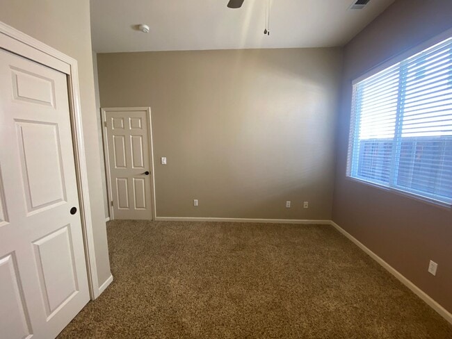 Building Photo - 4 bedroom in Paso Robles