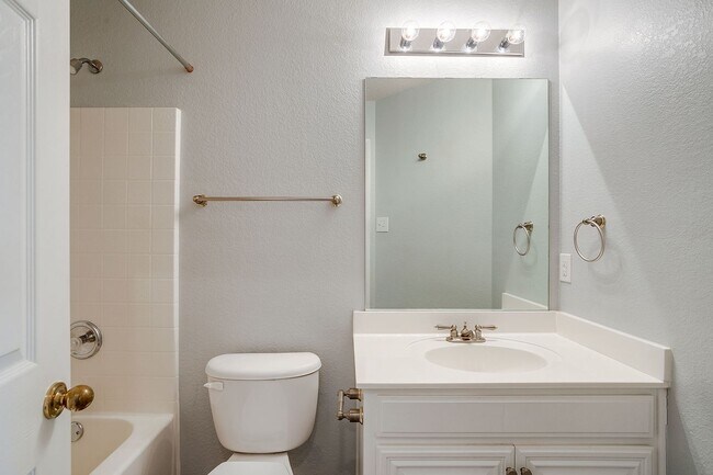 Building Photo - Welcome Home- Stylish 3 Bedroom, 2 Bath Ho...