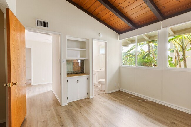 Building Photo - Charming Mid-Century 3-Bedroom Home in Win...