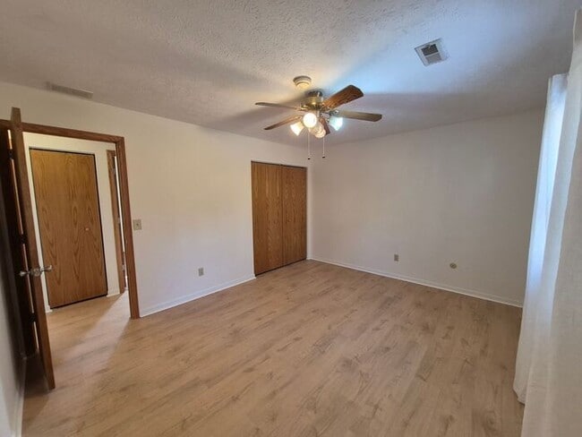 Building Photo - Charming 3BR 1.5BA Home w/ In-Unit Laundry + Central Air + Garage in Avon