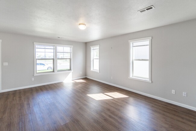 Building Photo - Charming 3 Bed, 2 Bath Home in Cheney – Op...