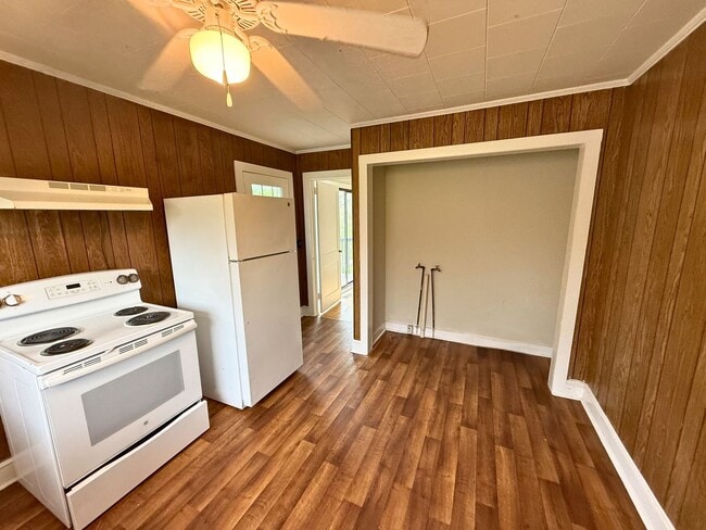 Building Photo - Spacious 2 Bed House | Private Patio + Sliding Door Dining Area