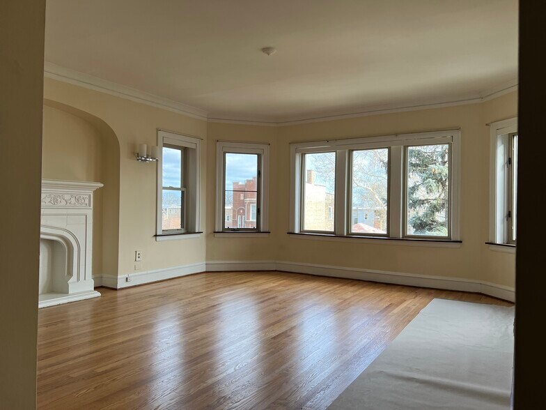 Living Room - 9434 S Justine St