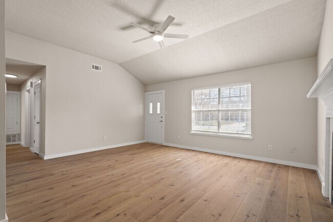 Building Photo - Newly Remodeled Beautiful 3 Bedroom Home