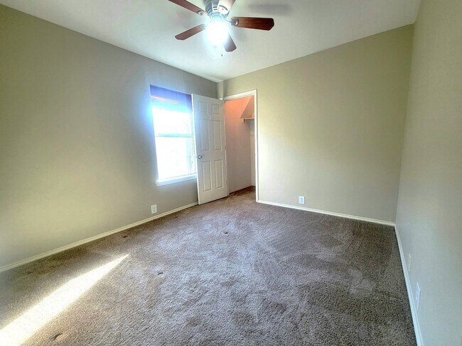 Building Photo - 1319 Periwinkle Dr