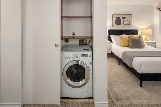 Building Photo - 1616 Summit Ave