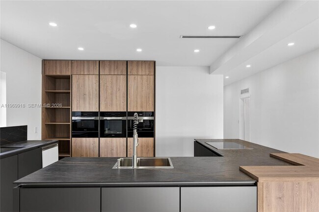 Building Photo - 1101 S Shore Dr