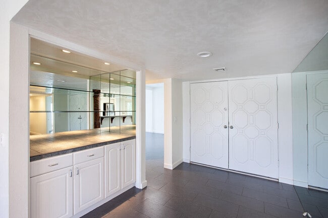 Building Photo - 3033 E Verona Rd