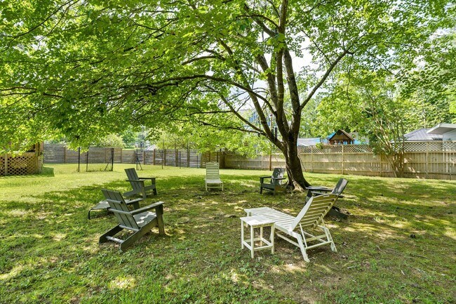 Building Photo - Available Early July! - Beautiful Furnished 3 Bed/2 Bath Home Close to Duke and Downtown Durham