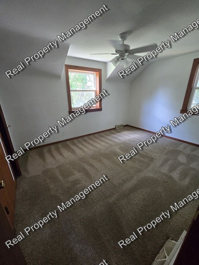 Building Photo - 2 Bedroom Duplex