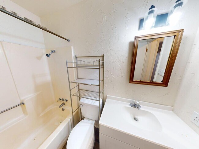 Building Photo - 728 SW 7th Pl