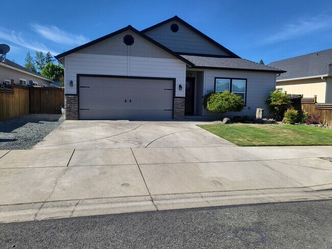 Building Photo - 3 bed 2 bath Home for Rent in Grants Pass