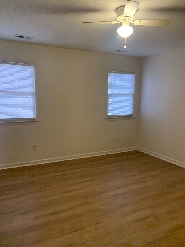 Building Photo - 6901g