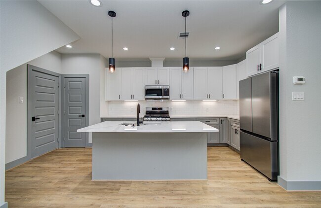 Building Photo - 837 S Victory Dr