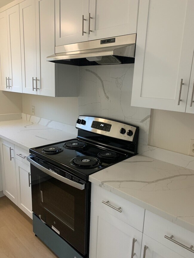 brand new range - 872 Gallatin Dr