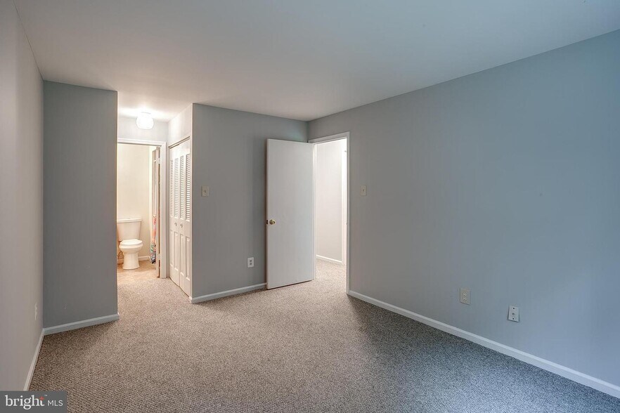 Building Photo - 1002 Huntingdon Mews