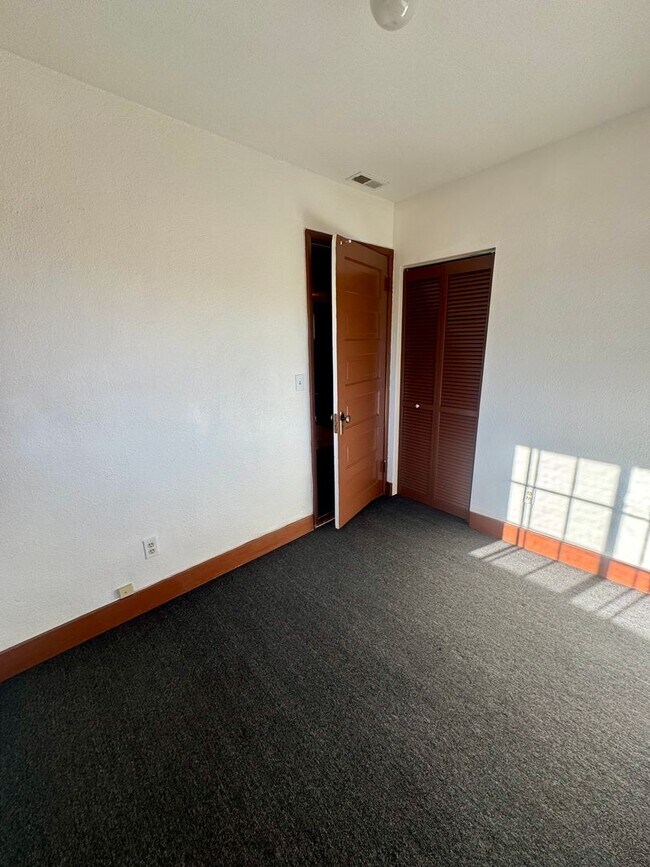 Building Photo - Cave Ave