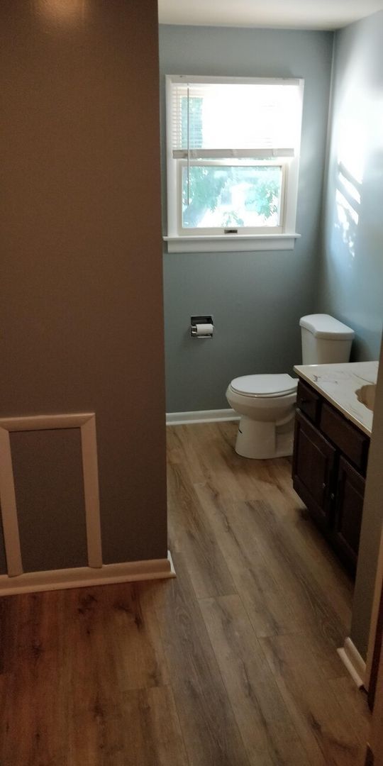 Building Photo - Spacious Pet Friendly 1 Bedroom with AC