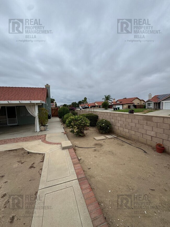 Building Photo - Corner-Lot Charmer with Open Layout and Sp...