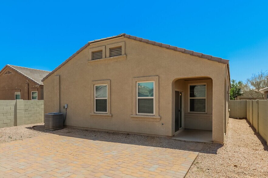 Building Photo - 2444 W Tamarisk Ave