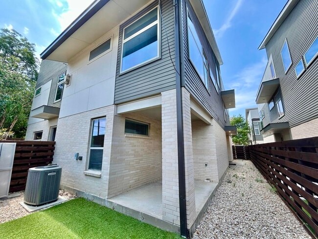 Building Photo - 2204 Lola Ct