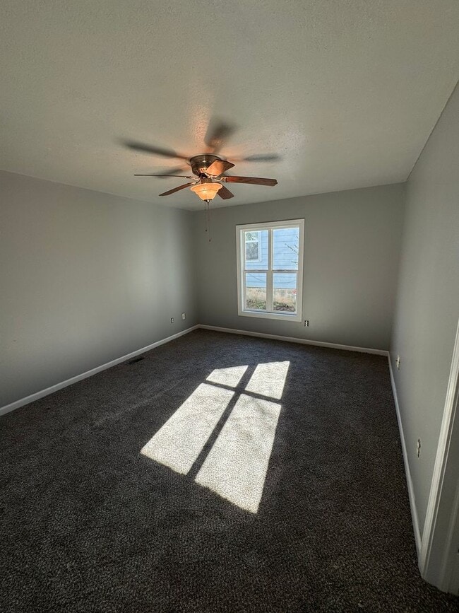 Building Photo - 3 bedroom/2 bath house