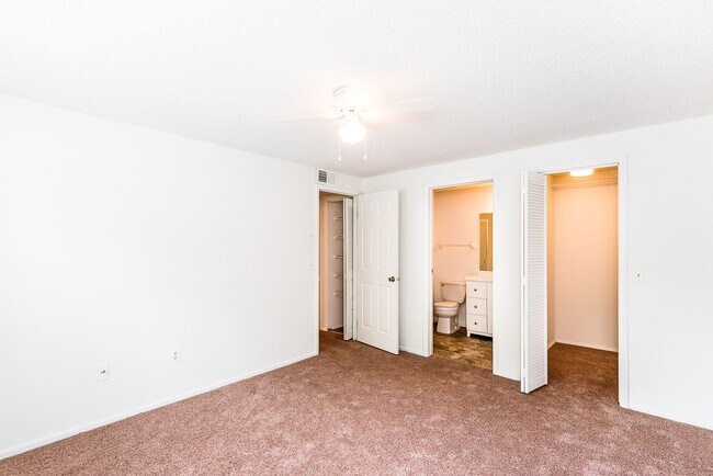 Building Photo - IDEAL CENTRAL LOCATION IN PORT CHARLOTTE