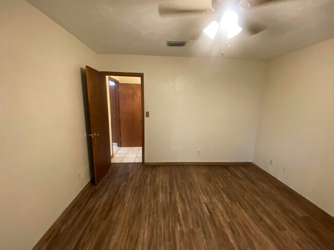 Building Photo - 1102 Greentree Ct