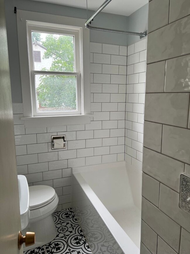 Building Photo - 310 SE 6th St