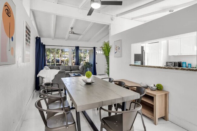 Building Photo - 714 NE 17th Ct