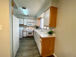 Building Photo - 6610 S Lakeshore Dr