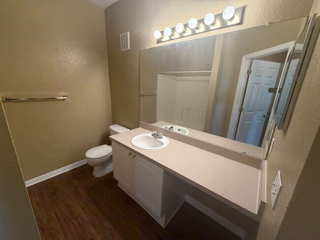 Building Photo - Beautiful 2 Bedroom Condo in Gated Crescent Place – Available Now!