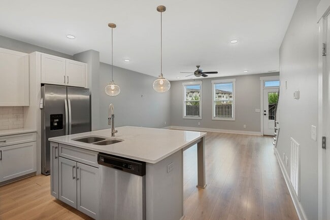 Building Photo - Stunning Modern Townhouse in the Heart of ...