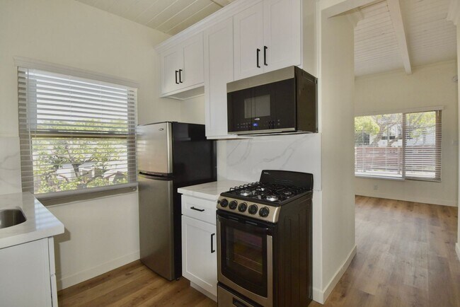 Building Photo - 605-609