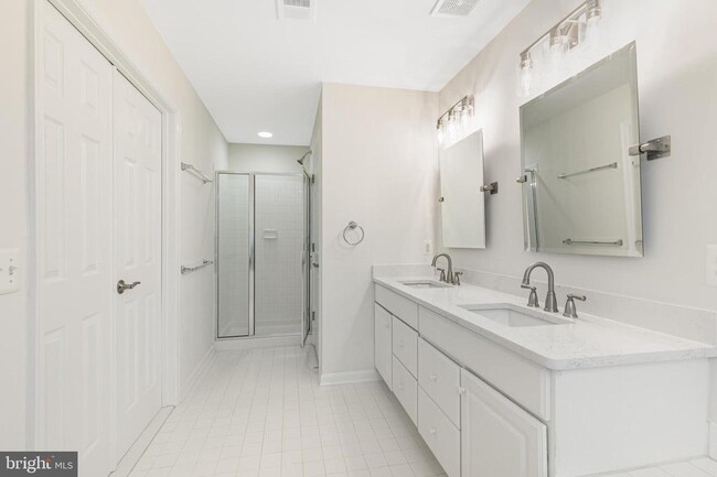 Building Photo - 5036 Greenhouse Terrace