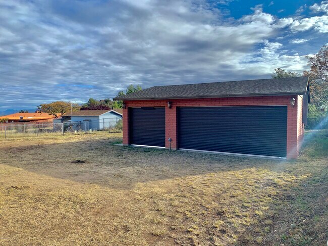 Building Photo - 925 N Evergreen Dr