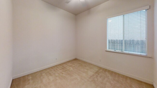 Building Photo - 1823 N Holly Ave