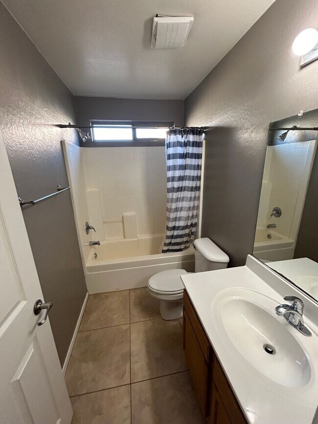 Building Photo - 3 bedroom 2 bathroom home in Maricopa