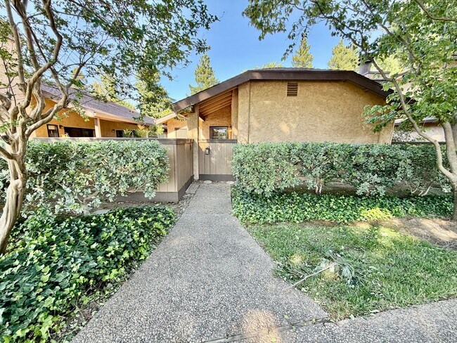 Building Photo - Beautiful Townhome with Great Schools, Great Location! Pet Friendly!