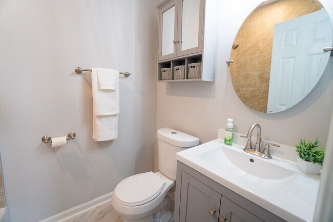 Building Photo - Charming East Nashville Home