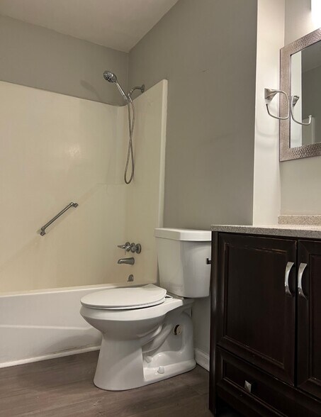 Building Photo - 800 NE Ball Dr